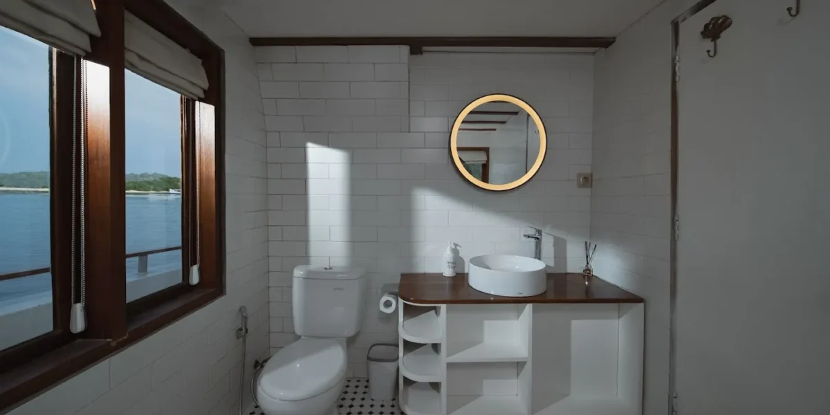 Le Costa Master Cabin Yacht Cruise | Komodo Luxury