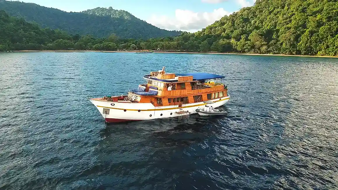 Magia II Yacht Cruise Phinisi Charter by Komodo Luxury