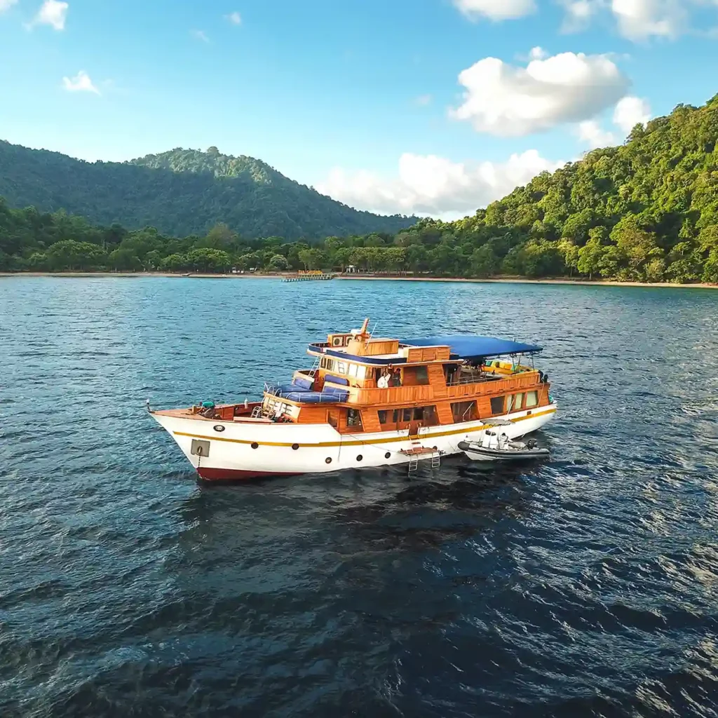 Magia II Yacht Cruise Phinisi Charter | Komodo Luxury