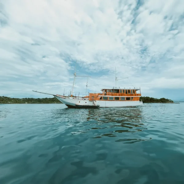 Maheswara Yacht Cruise Phinisi - KomodoLuxury