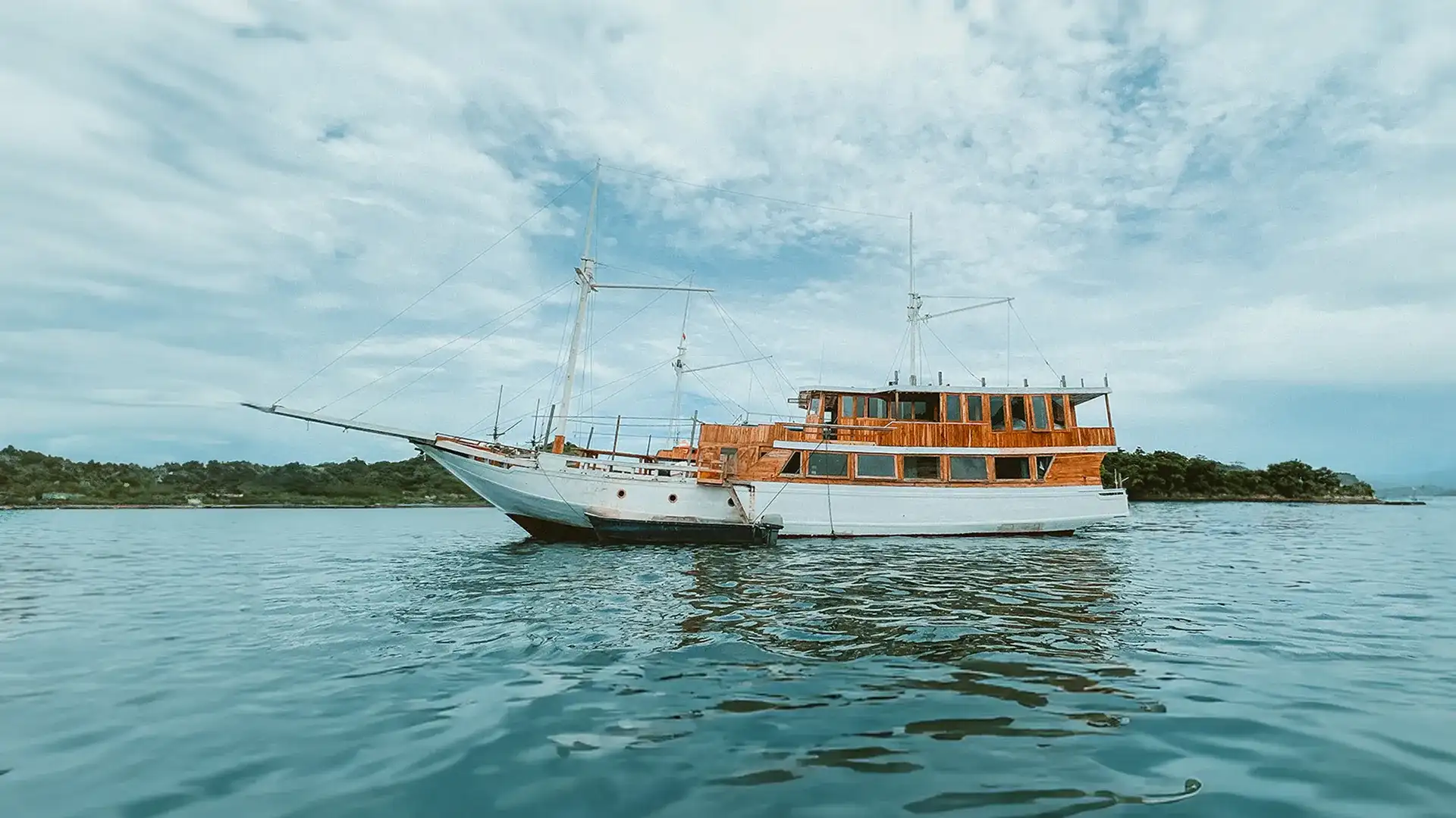Maheswari Yacht Cruise Phinisi Charter by Komodo Luxury