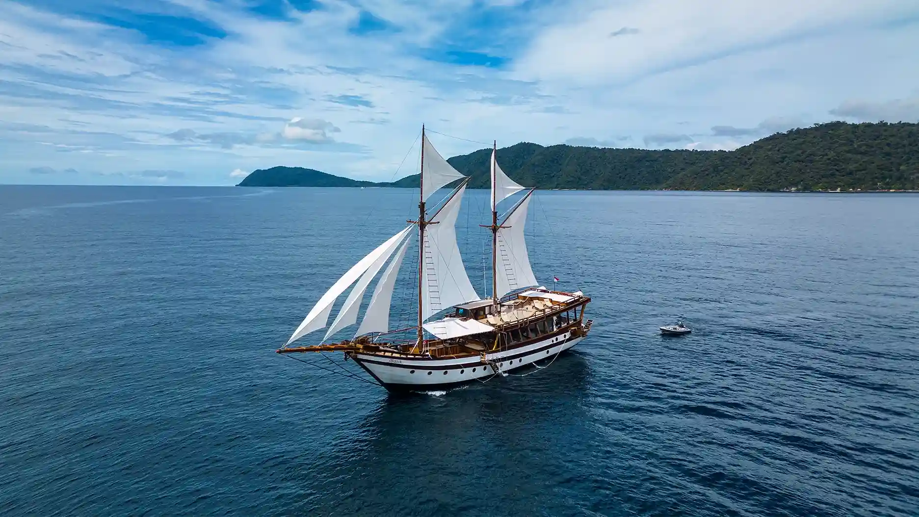 Majik Yacht Cruise Phinisi Charter by Komodo Luxury