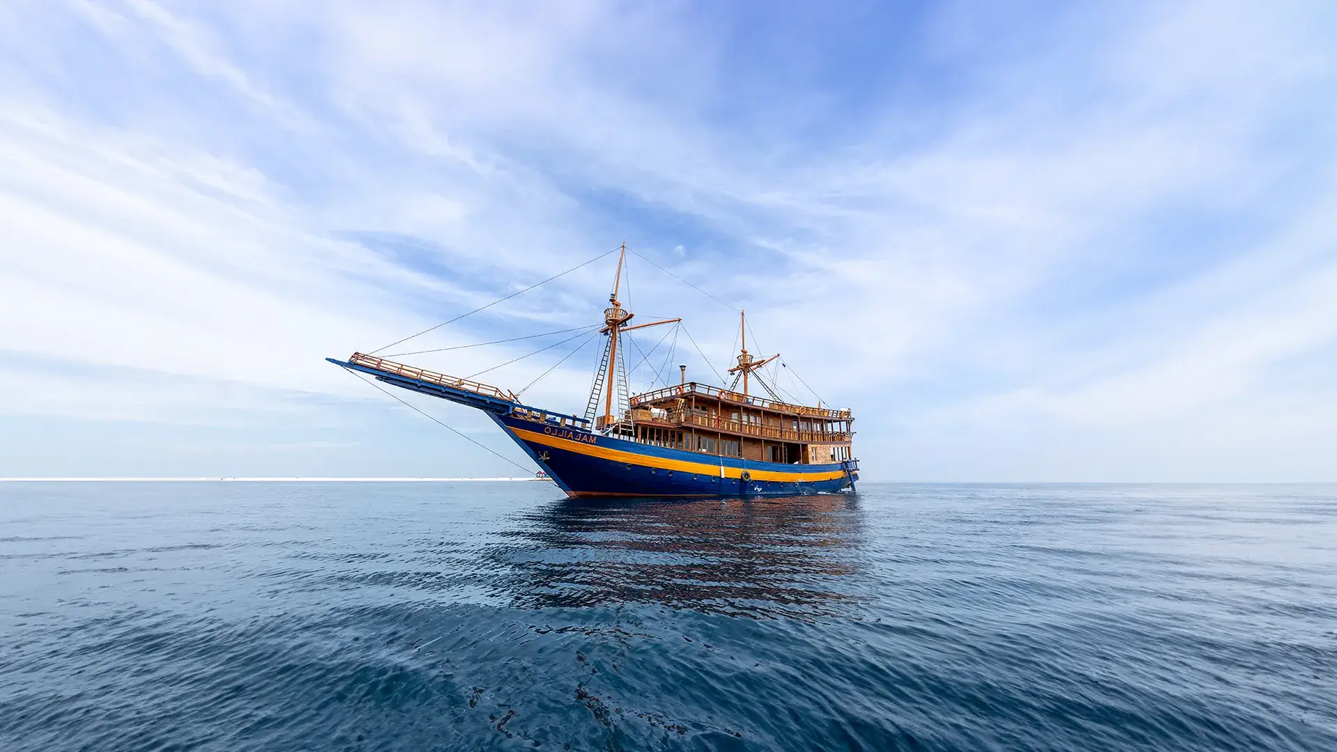 Malaillo Yacht Cruise Phinisi Charter by Komodo Luxury