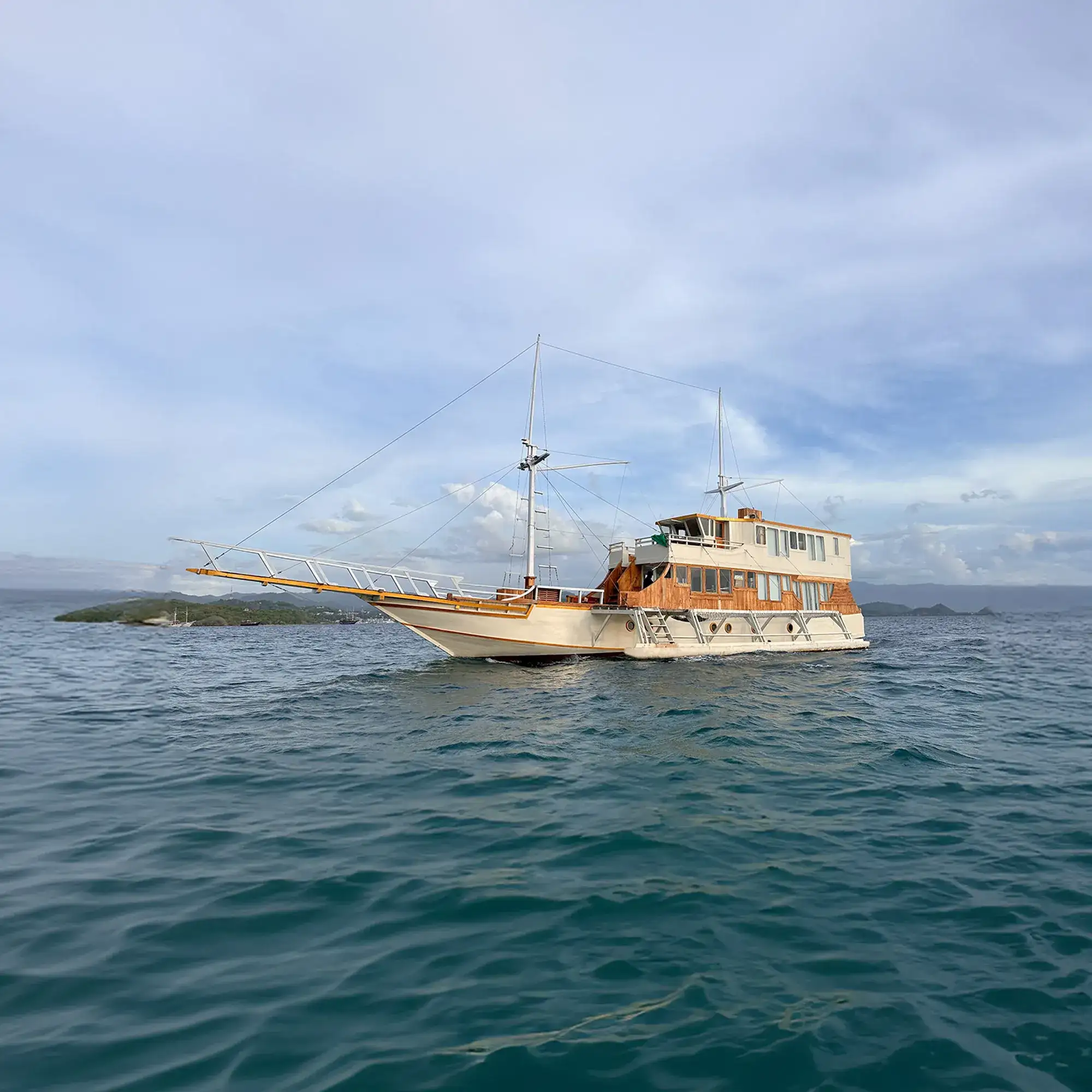 Mega Trusmi Yacht Cruise Phinisi - KomodoLuxury