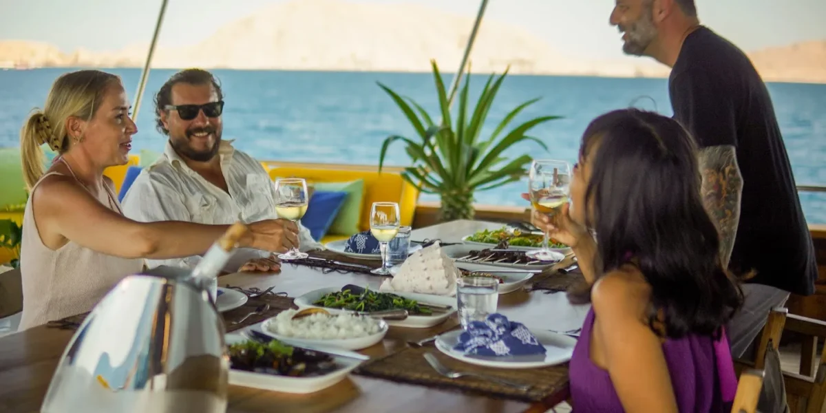 Magia 2 fretamento de barco | Refeições Magia 2 | Komodo Luxury