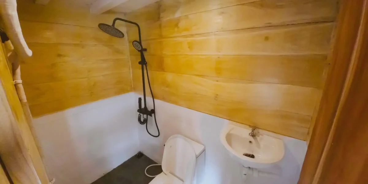 Maheswari Phinisi Deluxe Cabin Bathroom | Komodo Luxury