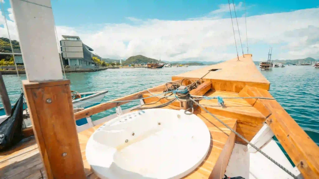 Maheswari Phinisi Jacuzzi area | Komodo Luxury