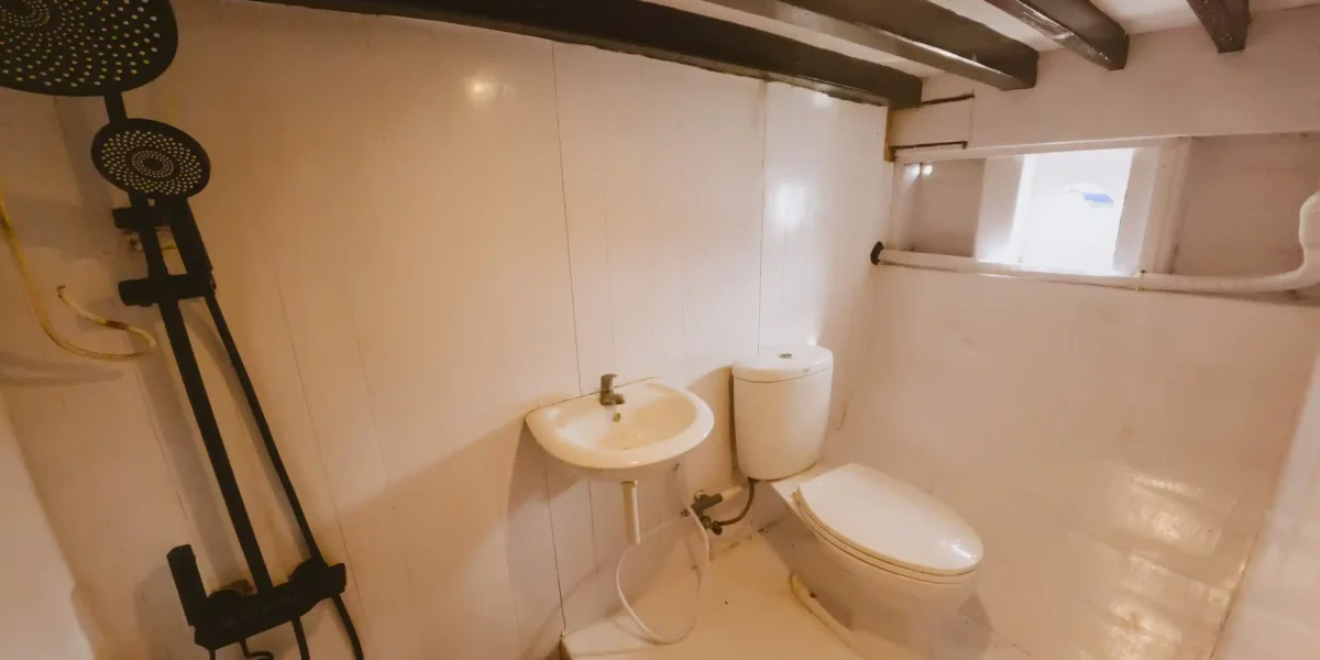 Maheswari Phinisi Superior Cabin Bathroom | Komodo Luxury