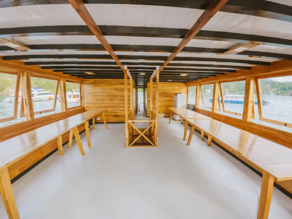 Maheswari Phinisi Indoor area | Komodo Luxury