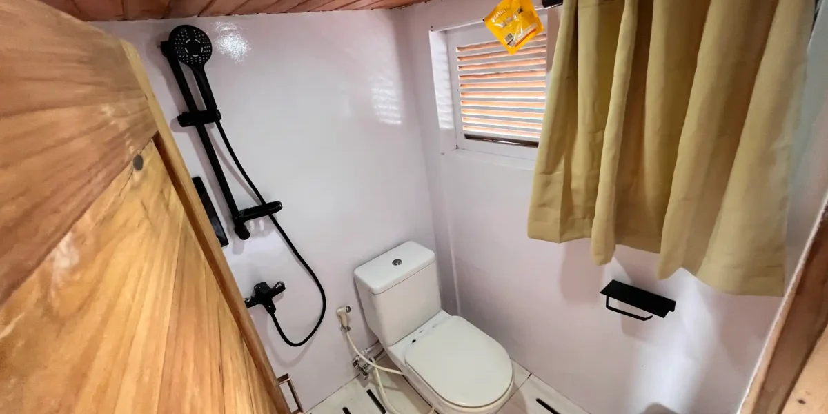 Master Cabin Bathroom Flores Utama Phinisi Boat Charter | Komodo Luxury