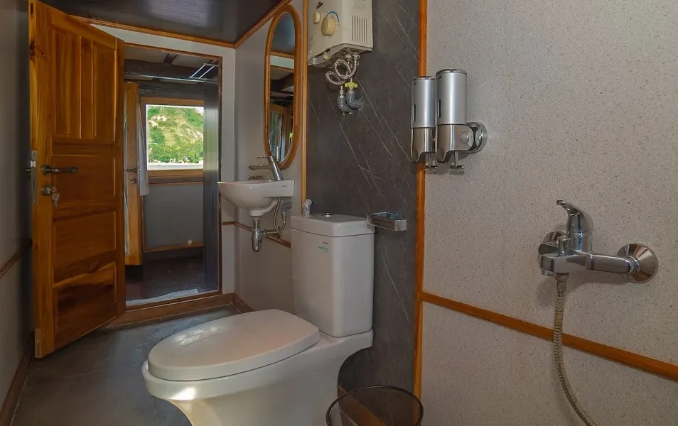 Refviero Phinisi Boat Charter | Master Cabin Bathroom – Refviero Phinisi | Komodo Luxury