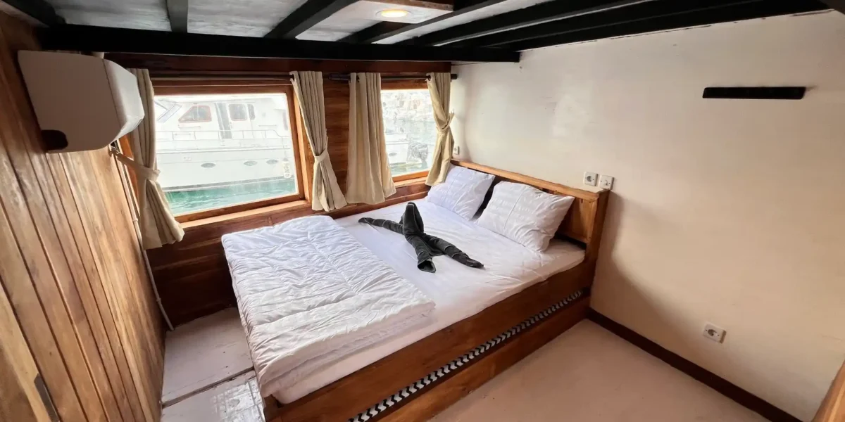 Master Cabin Flores Utama Phinisi Boat Charter | Komodo Luxury