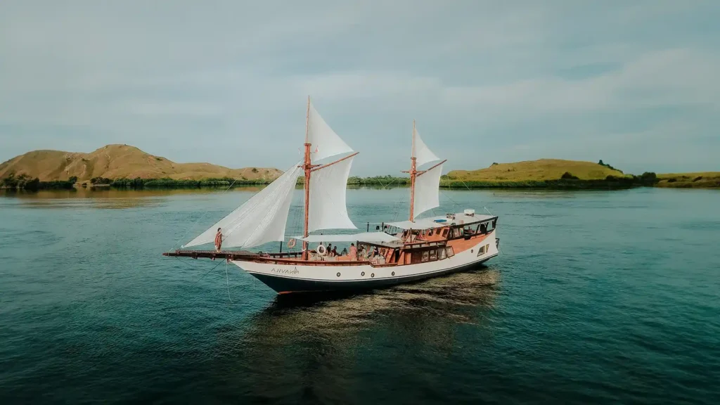 Navila Yacht Cruise Phinisi Charter | Komodo Luxury