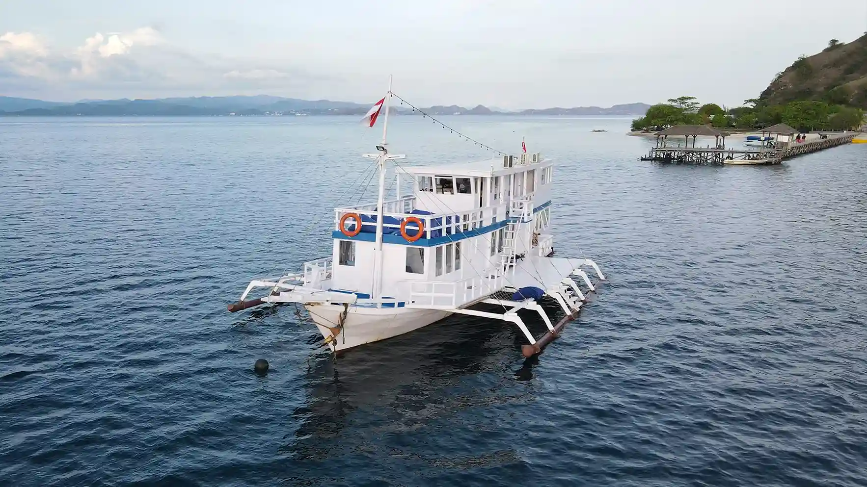 Osiana Alo Yacht Cruise Phinisi Charter by Komodo Luxury