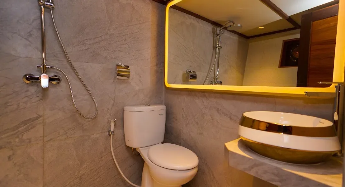 Lamain 1 Phinisi Boat Charter | Praha & Venica Cabin Bathroom | Komodo Luxury