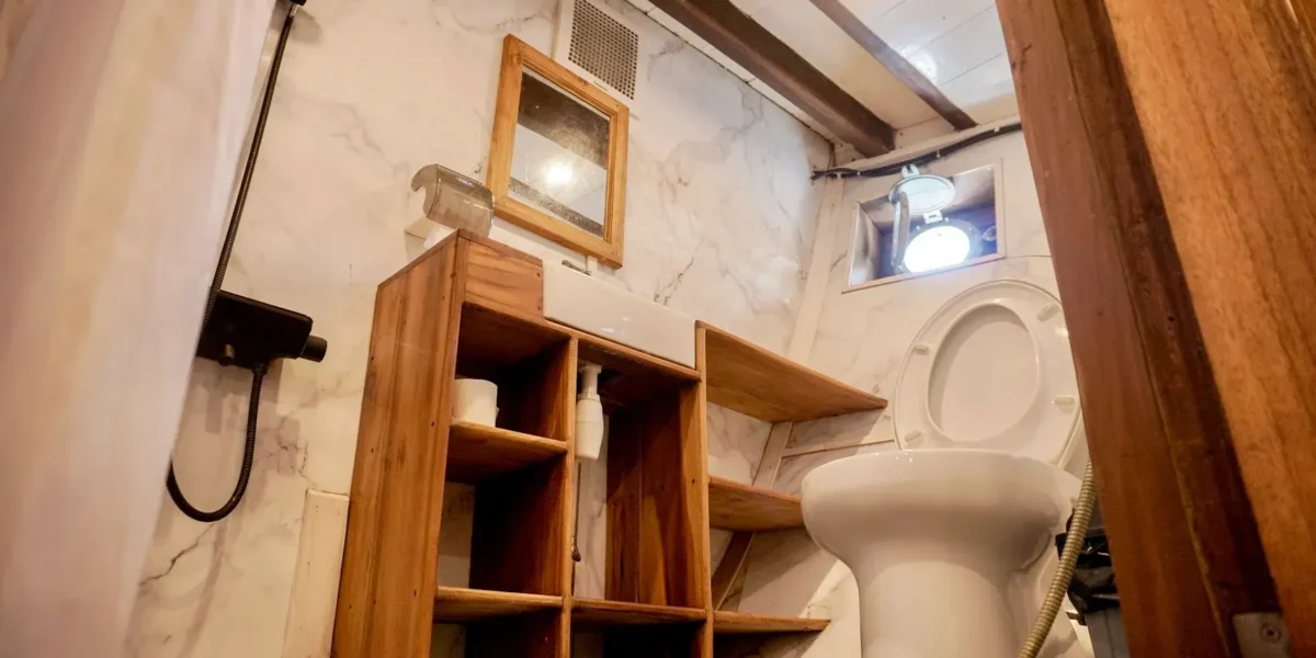 Sukha Sail Phinisi Boat Charter | Komodo Cabin Bathroom Sukha Sail Phinisi | Komodo Luxury