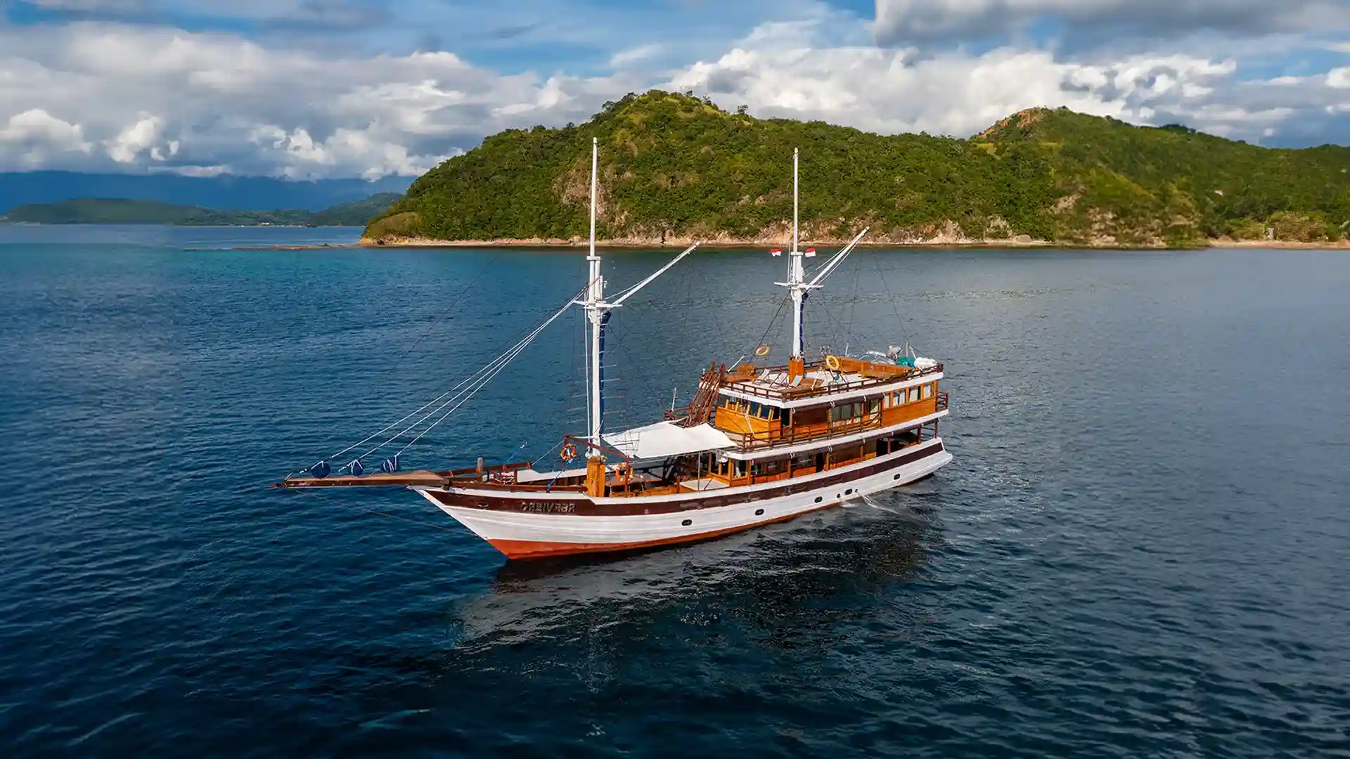 Refviero Yacht Cruise Phinisi Charter by Komodo Luxury