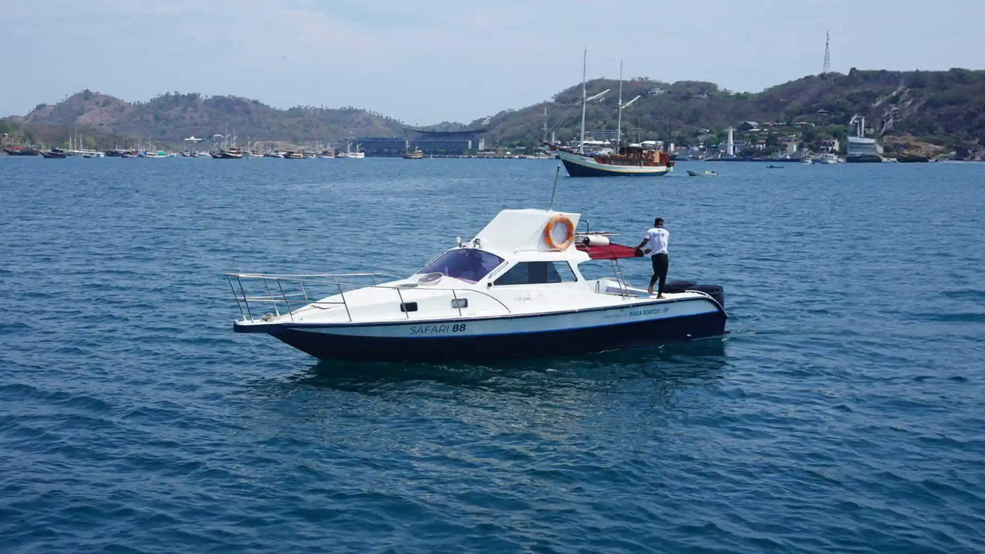 Riara Speedboat Charter by Komodo Luxury