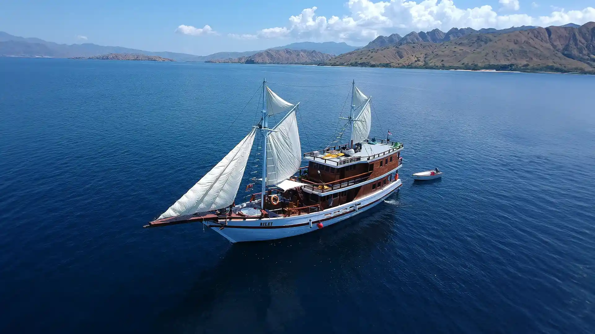 Riley Yacht Cruise Phinisi Charter by Komodo Luxury