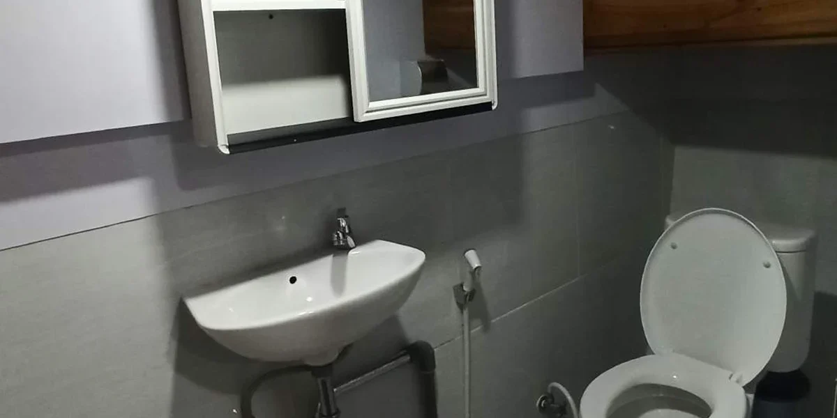 Riley-Superior-Cabin-Bathroom