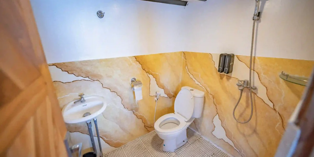 Royal master Cabin Bathroom Lamborajo II Phinisi | Komodo Luxury