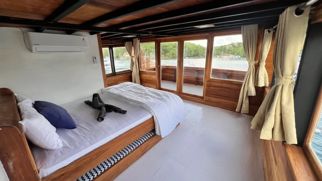 Royal Master Cabin Flores Utama Phinisi | Standard Boat Komodo | Komodo Luxury