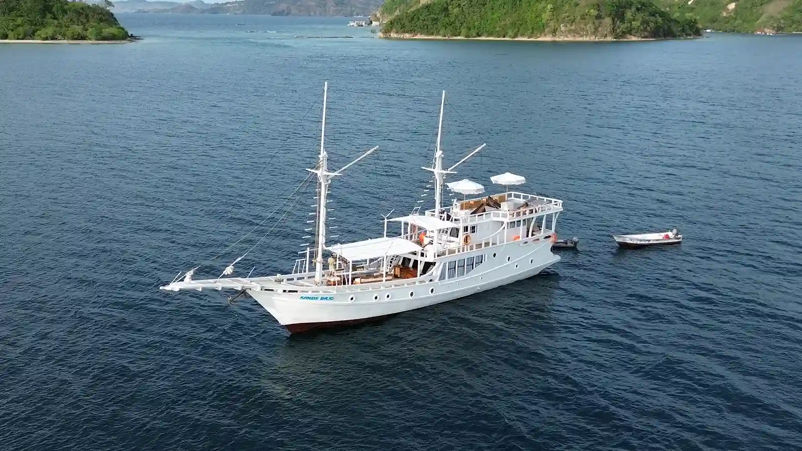 Sands Bajo Yacht Cruise Phinisi Charter by Komodo Luxury