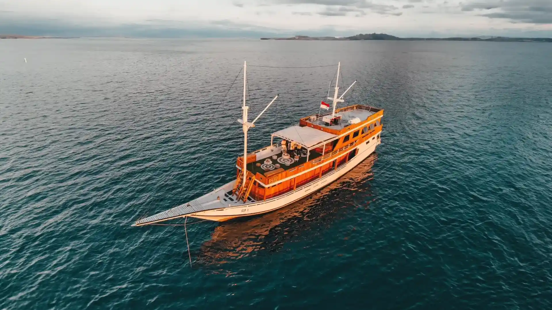SIP Phinisi Yacht Cruise Phinisi Charter by Komodo Luxury