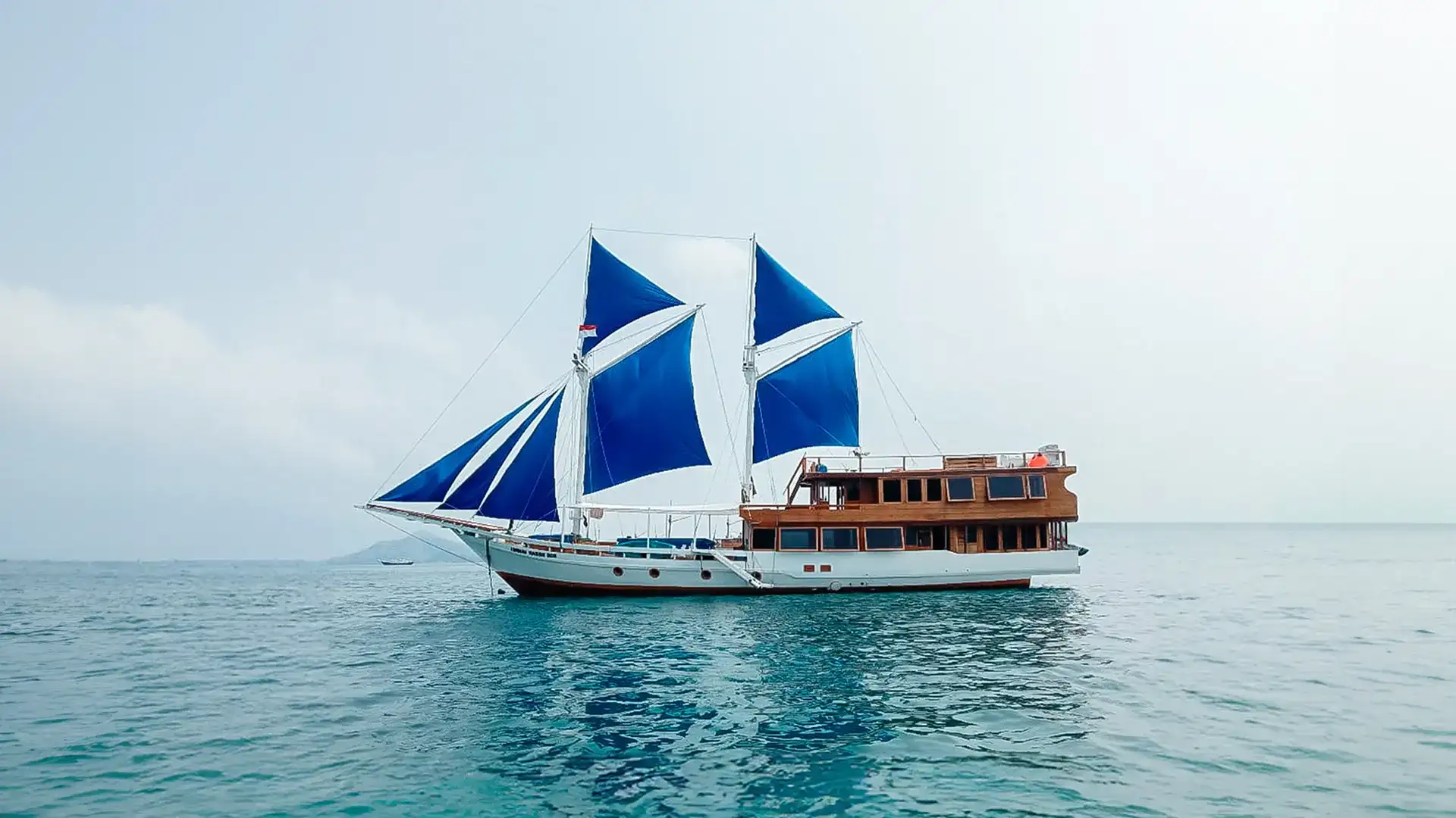 Soe Besar Yacht Cruise Phinisi Charter by Komodo Luxury