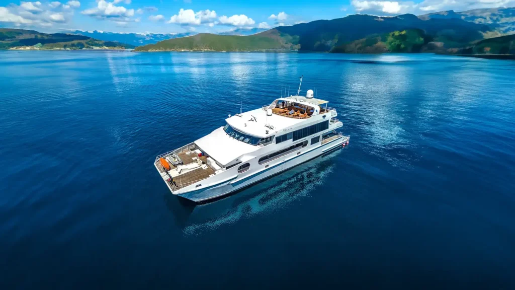 Solitude Advanture Yacht Cruise Phinisi Charter | Catamaran | Komodo Luxury