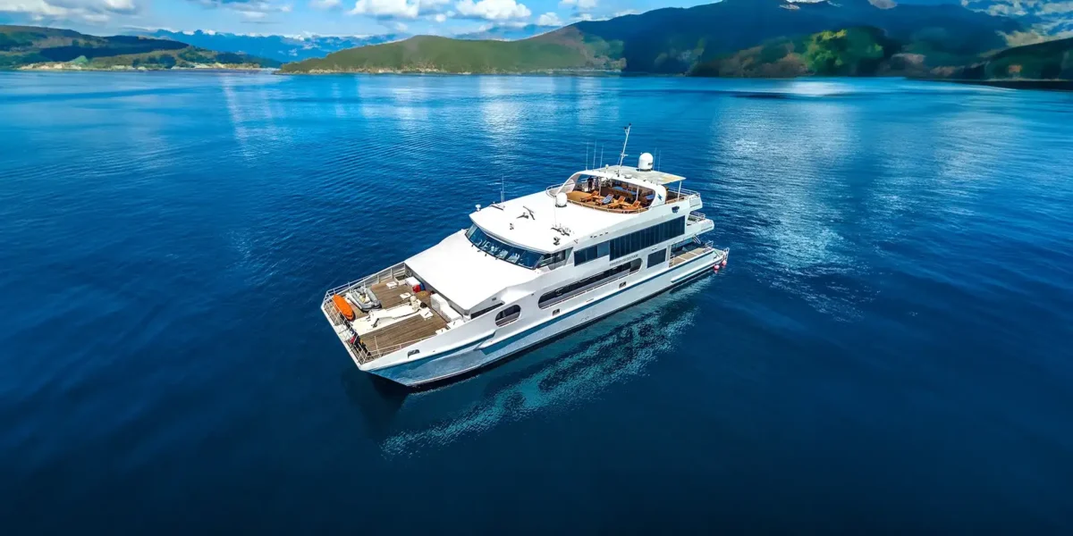Solitude Advanture Yacht Cruise Phinisi Charter by Komodo Luxury