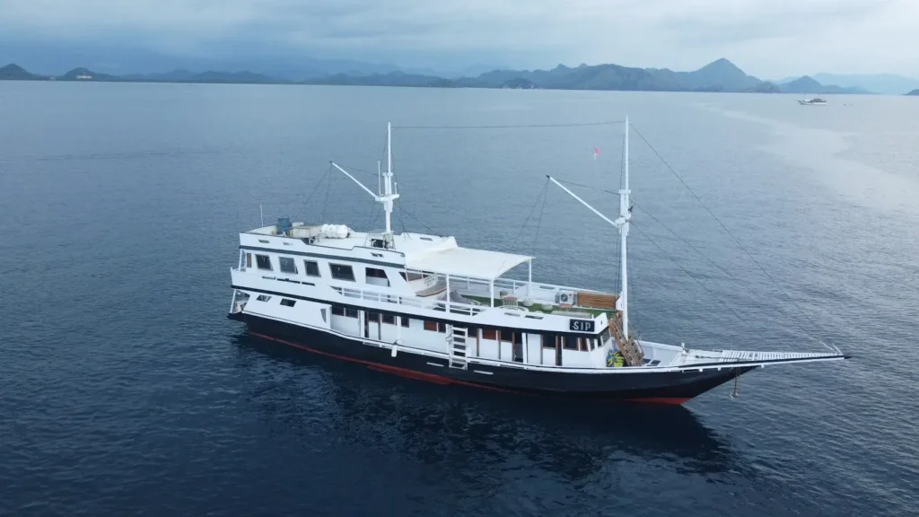 SIP Phinisi Boat Charter | SIP Phinisi Exterior | Komodo Tour | Komodo Luxury