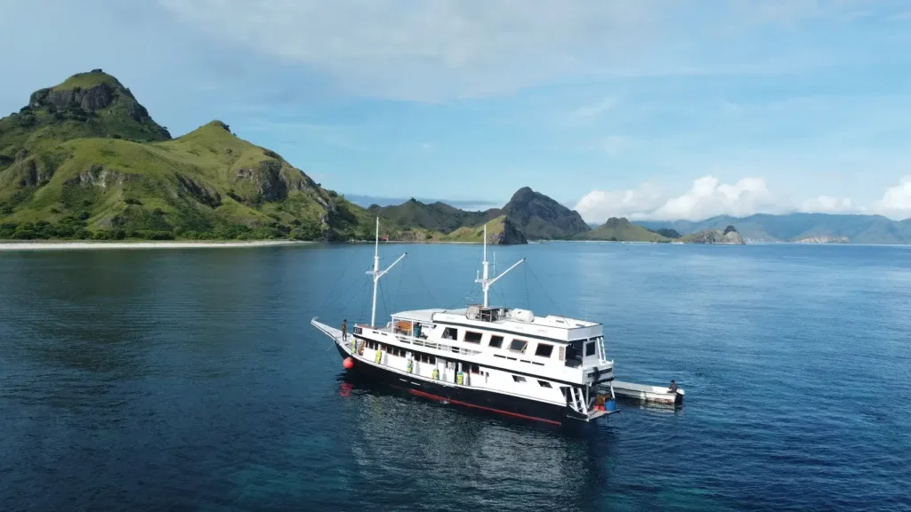 SIP Phinisi Boat Charter | SIP Phinisi Exterior | Komodo Tour | Komodo Luxury