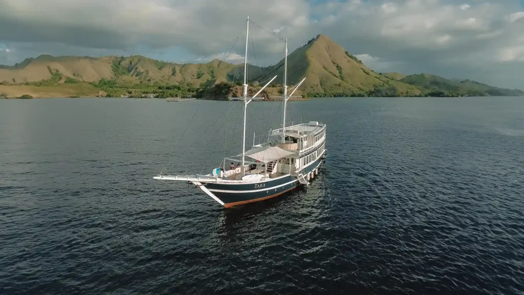 Tara Yacht Cruise Phinisi Charter | Komodo Luxury
