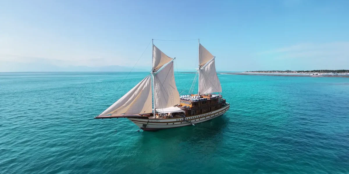 Labuan Bajo Yacht Rental Guide 2026: Luxury Komodo Experience