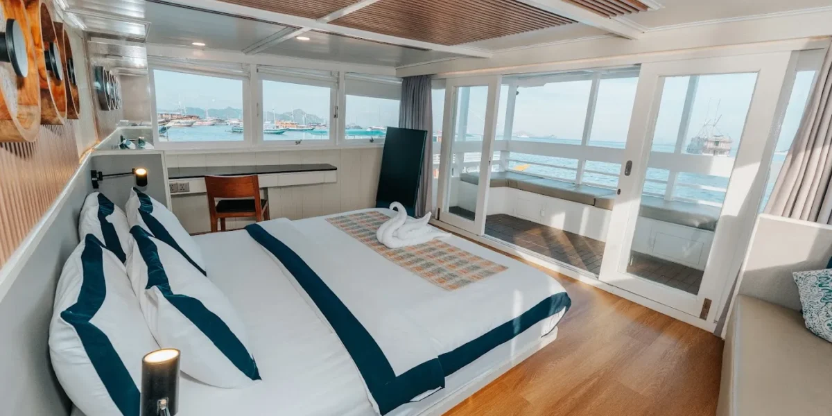 Tara Phinisi Cruise Boat Charter | Tara Master Cabin | Komodo Luxury