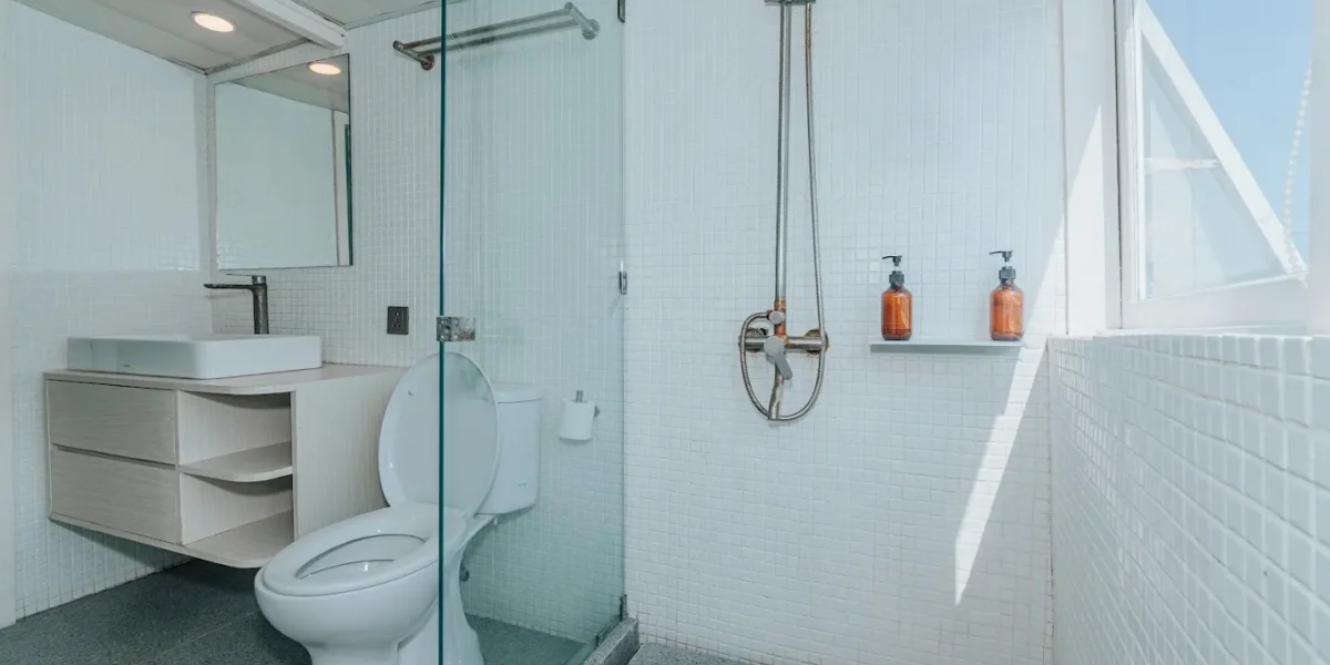 Tara Phinisi Cruise Boat Charter | Tara Master Cabin Bathroom | Komodo Luxury