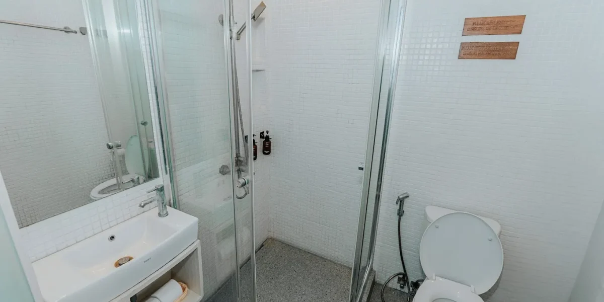 Tara Phinisi Cruise Boat Charter | Tara Panoramic View Cabin Bathroom | Komodo Luxury