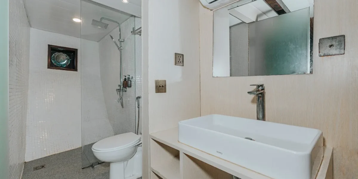 Tara Phinisi Cruise Boat Charter | Tara Sharing Cabin 4 Bathroom| Komodo Luxury