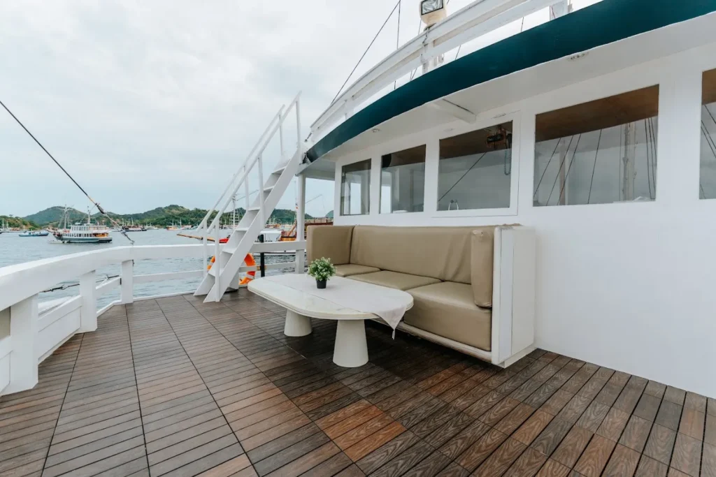 Tara Phinisi Cruise Boat Charter | Tara Sundeck | Komodo Tour | Komodo Luxury