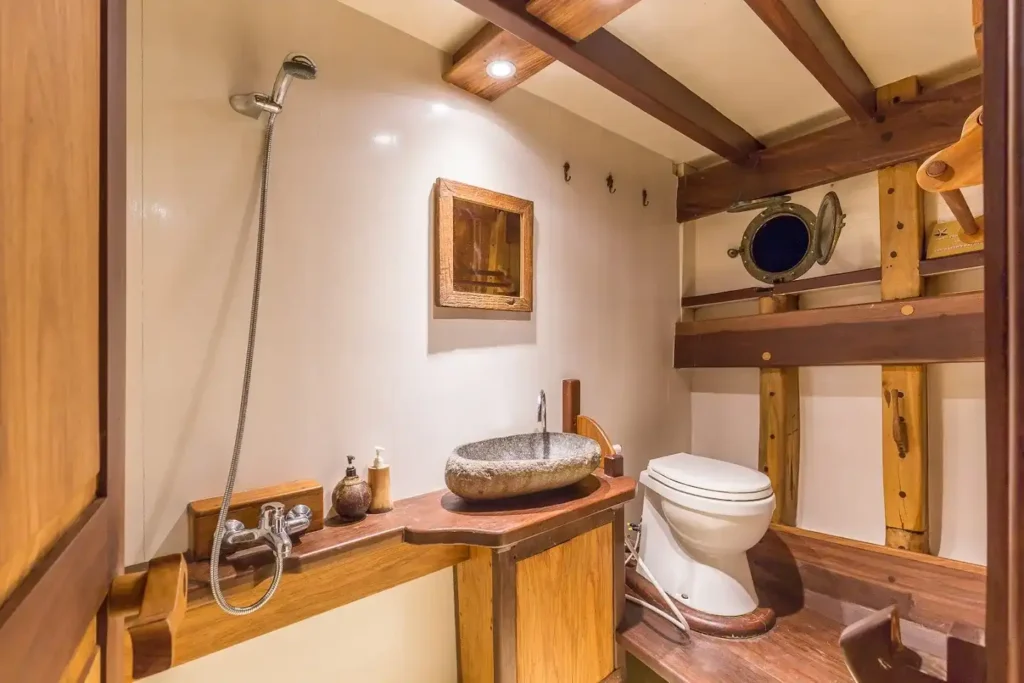 Teman Liveaboard Phinisi Boat Charter | Teman Liveaboard Bathroom | Komodo Luxury