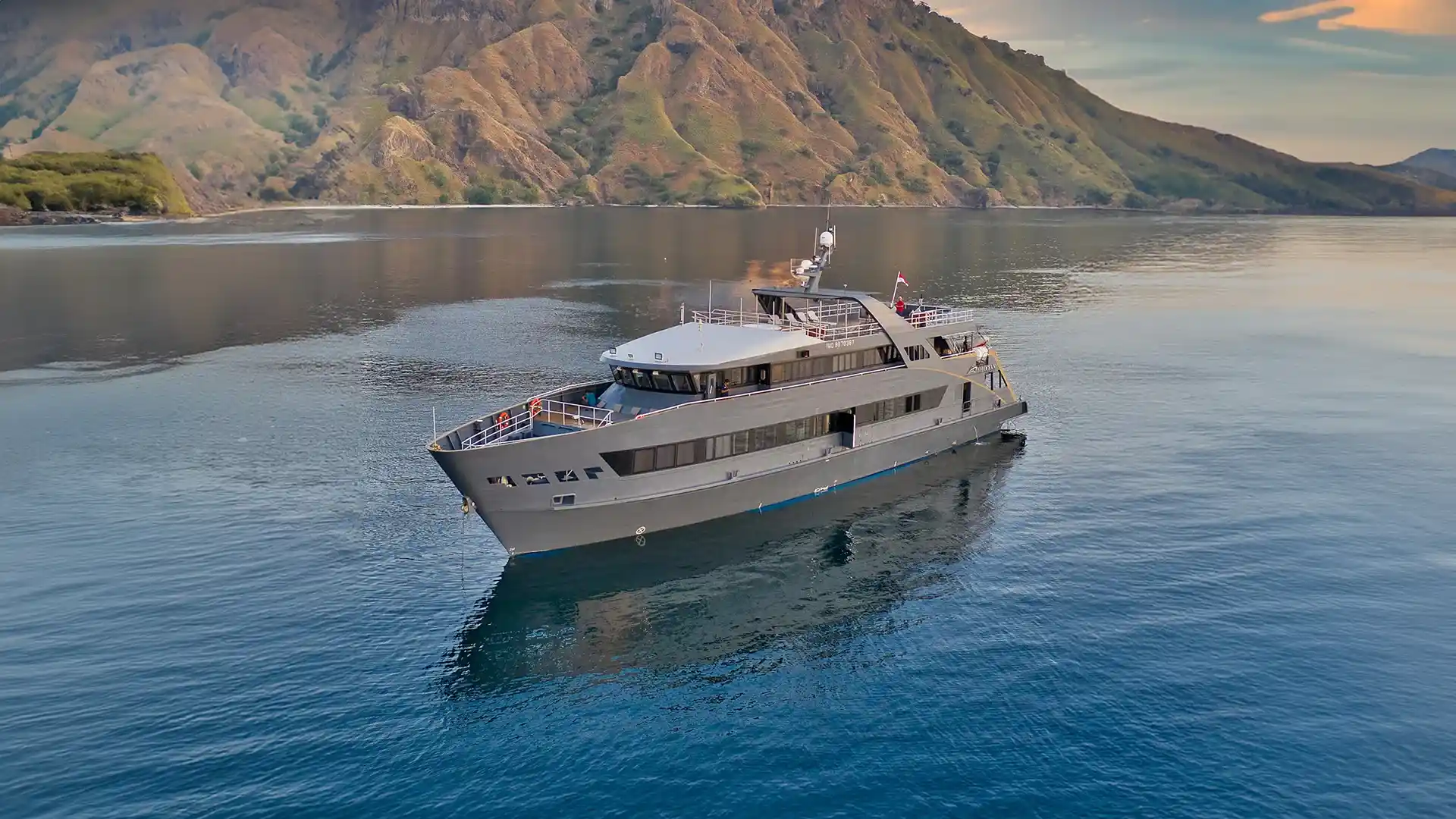 Velocean Yacht Cruise Phinisi Charter by Komodo Luxury