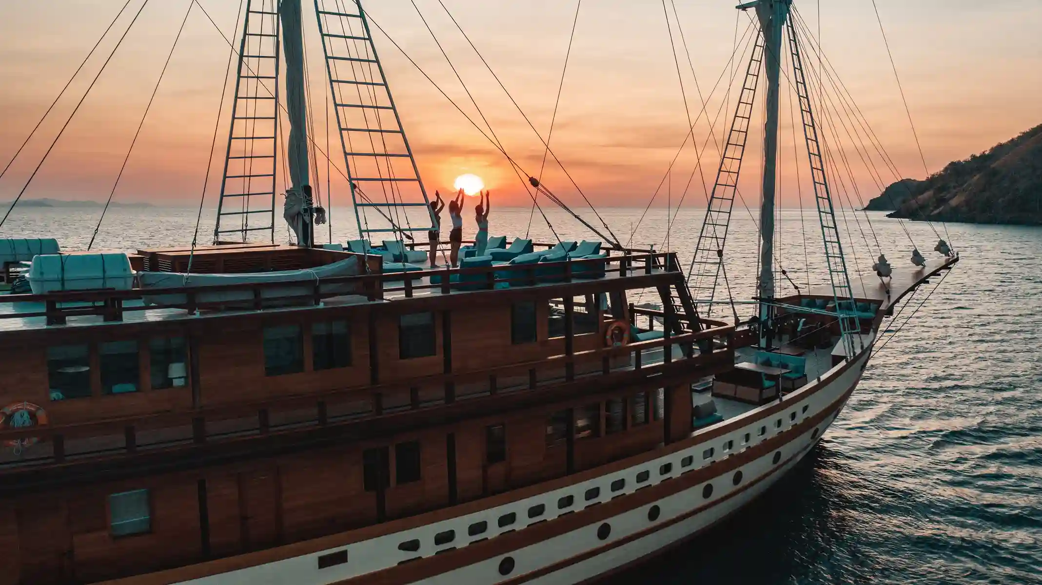 Kapal berlabuh tenang saat senja di perairan Komodo