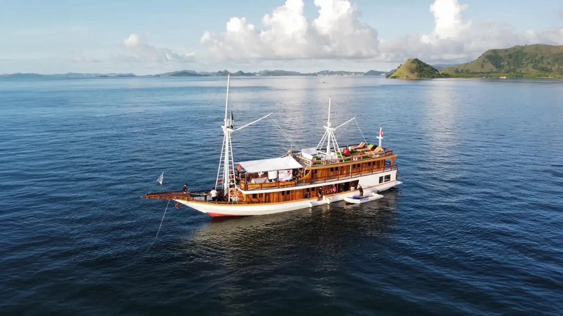 Zada Hela Yacht Cruise Phinisi Charter by Komodo Luxury