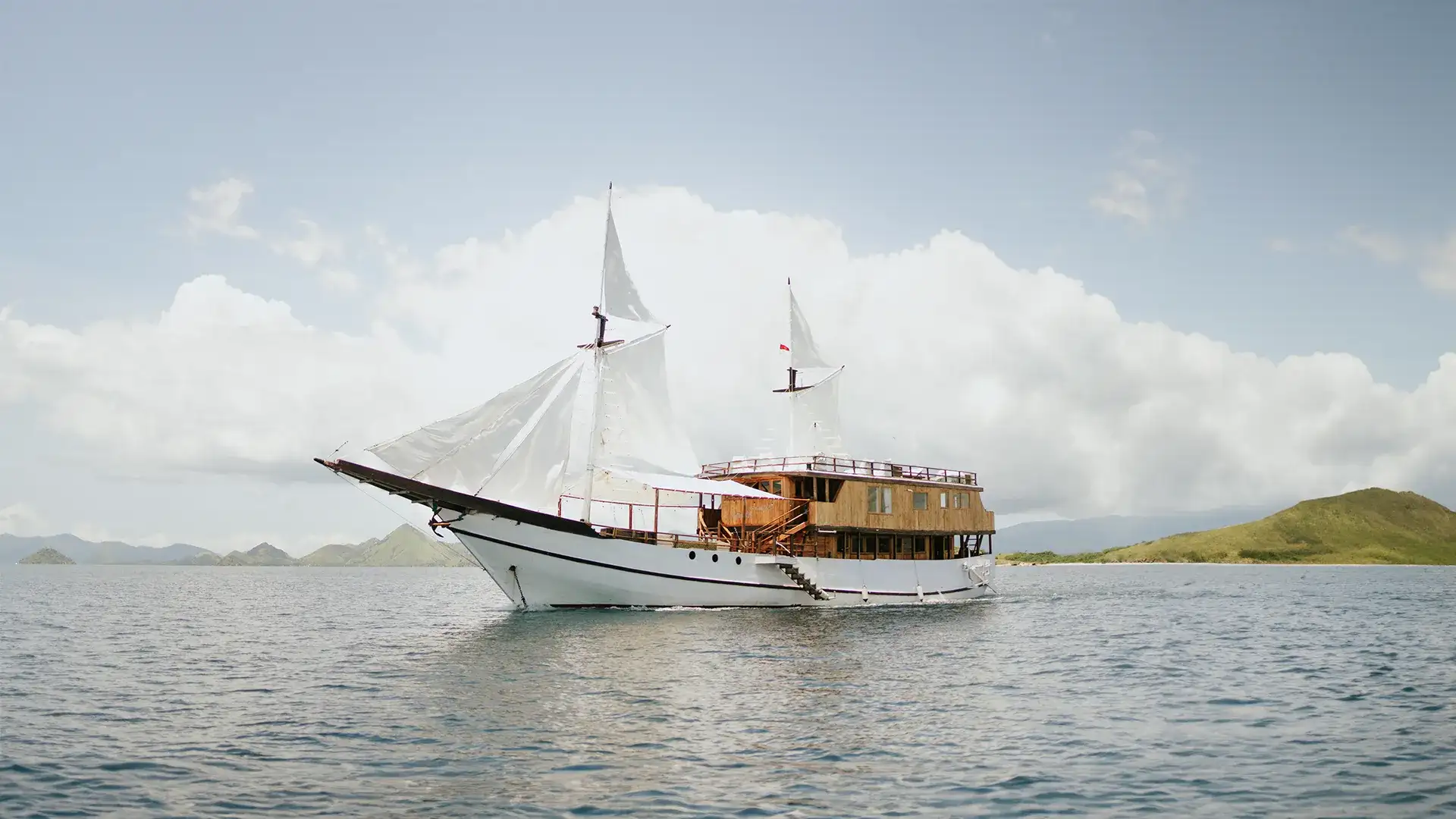 Zada Nara Yacht Cruise Phinisi Charter by Komodo Luxury