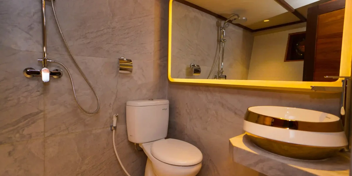 lamain 1 lowerdeck bath