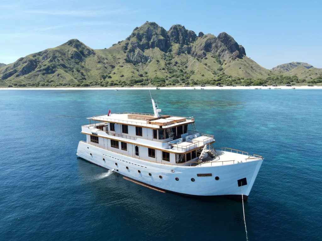 Le Costa Yacht Cruise | Komodo Island Tour | Komodo luxury