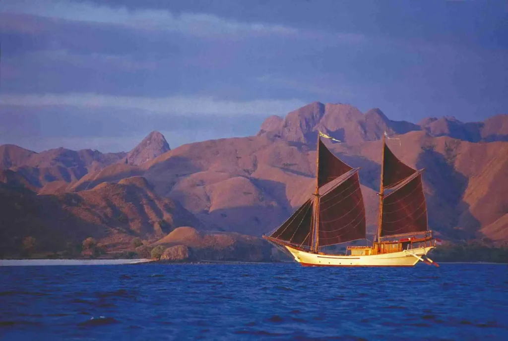 Silolona Yacht Cruise | Luxury Yacht Charter Komodo | Komodo Luxury