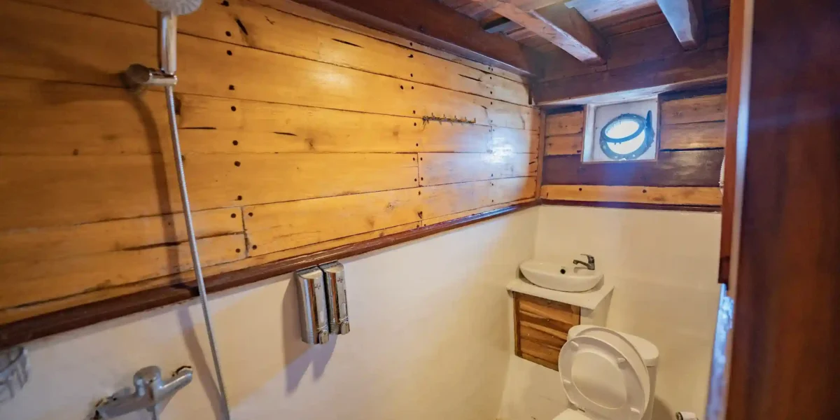 superior Cabin Bathroom Lamborajo II Phinisi | Komodo Luxury