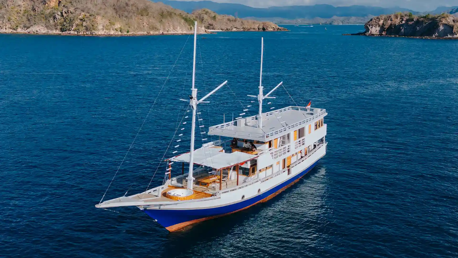 Bombana 2 Yacht Cruise Phinisi - KomodoLuxury